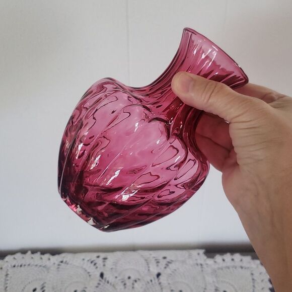 Vintage 1960s Pilgrim Cranberry Glass Optic Swirl Ribbed Vase 6" - Picture 3 of 7